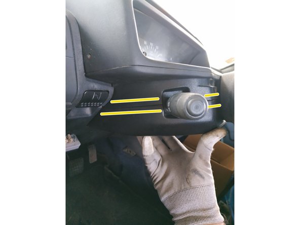 bien aligner les caches inférieur et supérieur (tout doit s'imbriquer correctement, des 2 côtés, sans résistance)