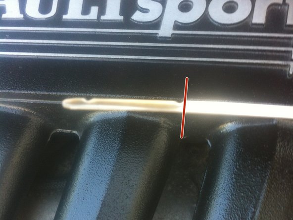 
La jauge is located near the oil filter, check it regularly during filling. You must make sure to reach the maximum mark without exceeding it (or very little). You can go there serenely, the 5L can of oil will be almost empty when it is good.
