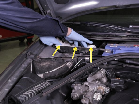 Placer un chiffon pour boucher la durite d'entrée d'air