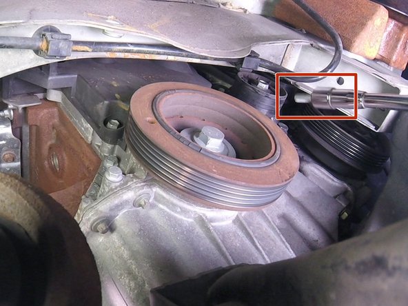 Retirer les deux vis du bas du carter en plastique