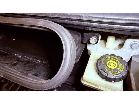 Tirer le conduit vers l'avant et le retirer complétement