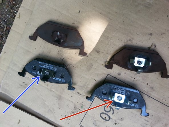 avec la pince multiprise bien remettre les attaches métalliques sur l’étrier afin que la plaquette ne bouge pas