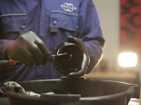 Retirer le joint de la cloche à l'aide d'un tournevis plat