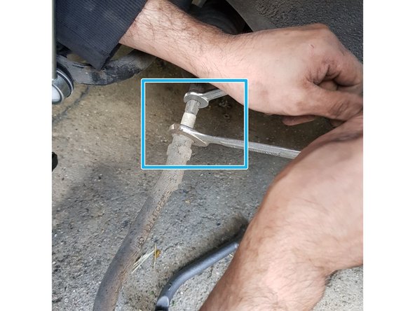 Utilisez une clé plate de 22 ainsi qu'une clé plate de 13 afin de maintenir le contre écrou, vissez celui-ci.