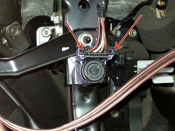 retirer la fiche électrique en appuyant sur les 2 languettes sur les cotés           (flèche rouge)