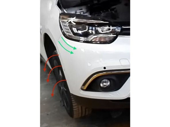 Déclipser le pare-choc de chaque coté en tirant dessus par a-coups (droite et gauche).