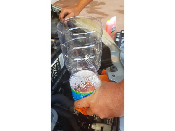 Ouvrez le bouchon de remplissage puis démarrez le moteur et enclenchez le chauffage.