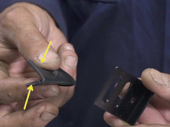 Plier en deux les accroches en caoutchouc puis les placer dans les boucles