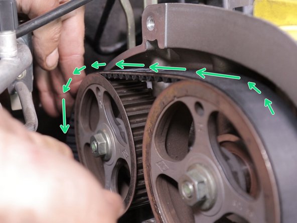 Passer la courroie au dessus du galet enrouleur pour l’amener sur la poulie d'arbre à cames d'admission puis vers la poulie d'arbre à cames d'échappement