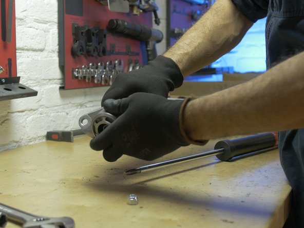 Replacer la butée d'amortisseur sur la mousse