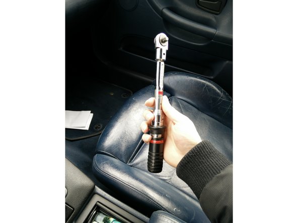 Poser délicatement le joint sur la culasse puis le couvre culasse par dessus