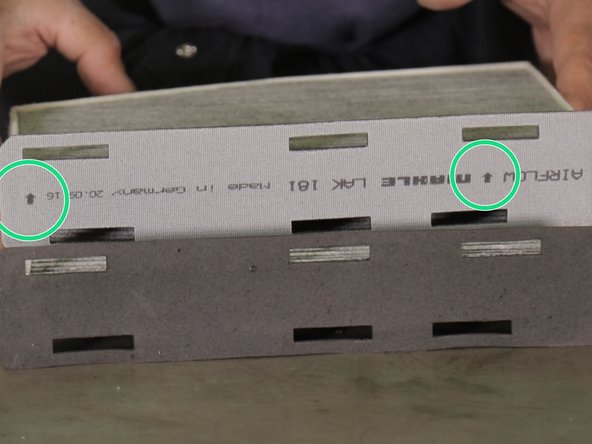 La flèche sur le coté du filtre indique le sens de montage(ventilation) du filtre