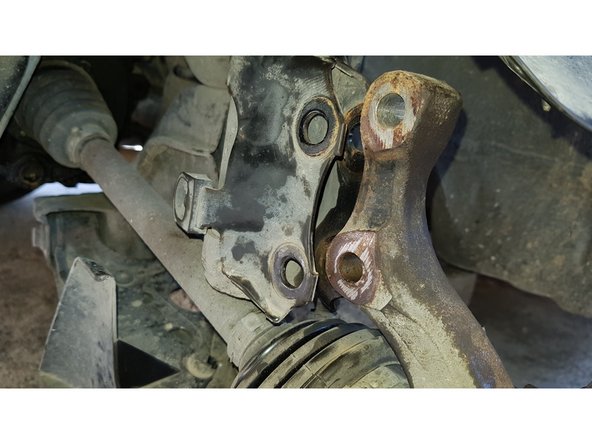 Désaccouplez la fusée de la jambe d'amortisseur.