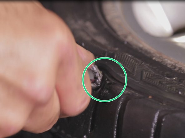 Insérer jusqu'à ne laisser dépasser que quelques centimètres de la mèche