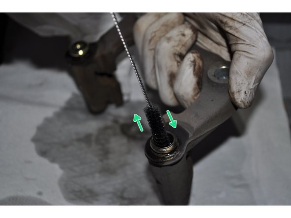 Nettoyer les puits de l'étrier avec un dégraissant et un écouvillon