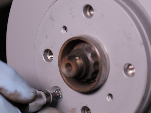 Reposez la vis sur le nouveau disque