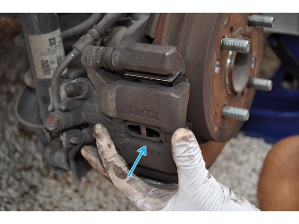 Remettre en place l'étrier de frein.