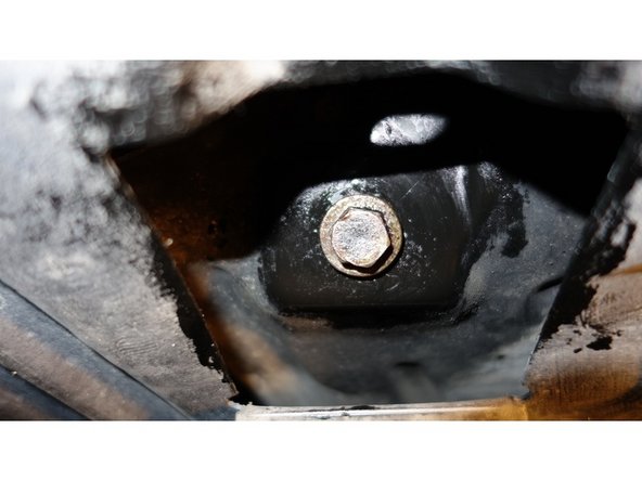 Revisser à la main, le bouchon avec un joint neuf (Ø : 12x21x1,5 mm).