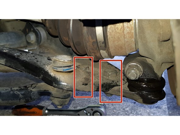 Avec une douille et une clé mixte de 18mm, retirez les 2 écrous ainsi que la vis côté intérieur puis désaccouplez la rotule du triangle.