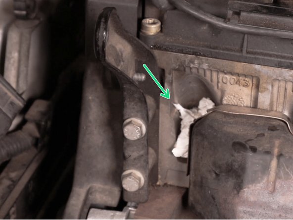 Positionner un chiffon dans le puit de la bougie