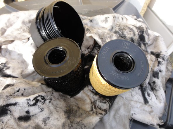 Remplacer le joint du filtre à huile .A  l aide d'un tournevis plat.