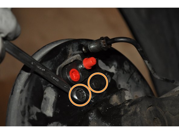 Revisser le raccord de canalisation de frein sur le cylindre de roue et nettoyer les coulures de liquide de frein