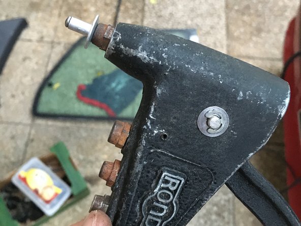 
Install a rivet in the rivet pliers
