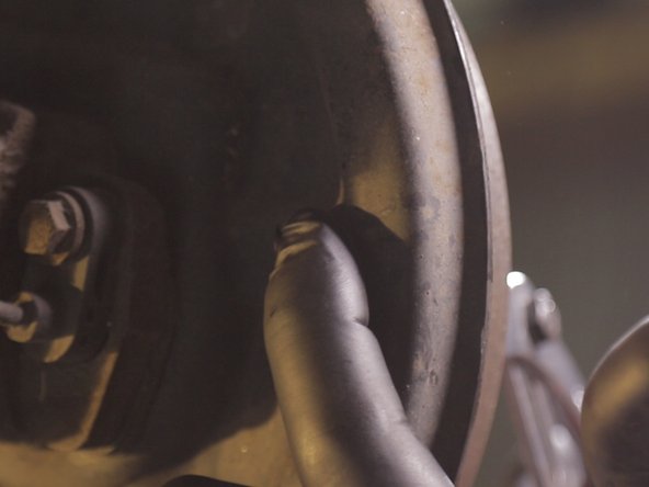 Appuyer sur le rivet de l'autre côté du tambour