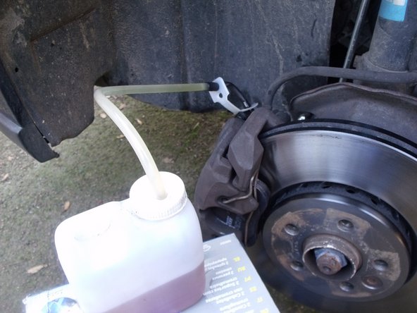 On reprend les étapes 4 et 5 en respectant l'ordre prescrit : étrier avant gauche puis étrier avant droit