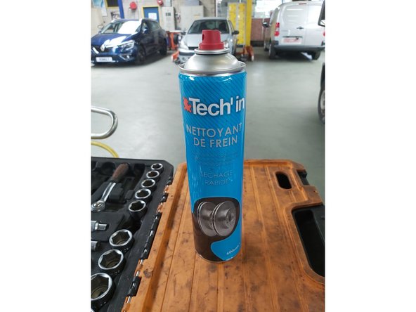 Nettoyez la graisse anti-corrosion du nouveau disque de frein.Servez vous d'un nettoyant pour freins.