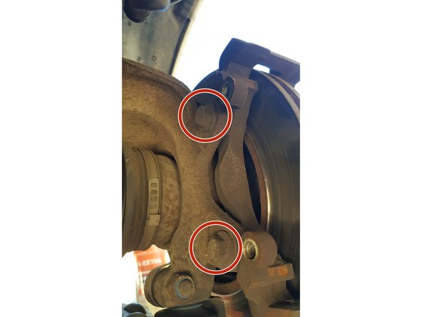 A l'aide d'une douille de 13mm retirez les 2 vis.