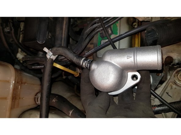 Pour résumé, il faut utiliser un seul joint. Vous placez le thermostat dans la gorge puis le joint puis vous replacez le boîtier.