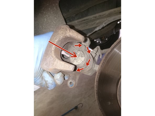 Il faut maintenant repousser le piston d'étrier. Le piston étant doté d'un rattrapage de jeu il faut le presser et le tourner dans le sens horaire en même temps.