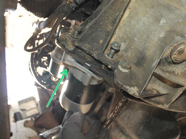 Positionner le démarreur munis de sa douille de centrage et commencer à placer et serrer les 3 vis à la main.