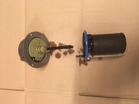 Tirer la cartouche pour la déconnecter du couvercle du filtre