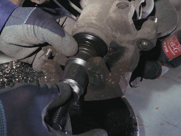 Monter le corps du repousse piston sur l'embout