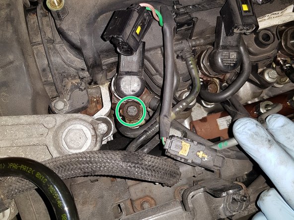 Débloquer la vis avec une douille de 10 et une rallonge