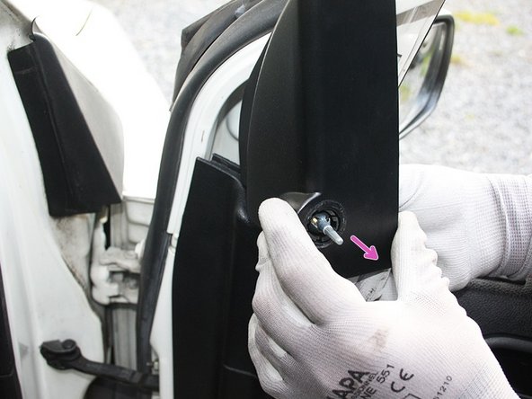 Passer le câble de commande dans l'orifice de garniture intérieur jusqu'à le reclipser.