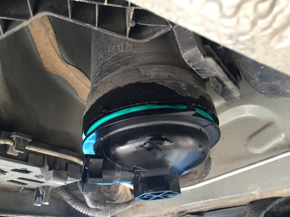 Serrer le à l'aide du cliquet et de la douille de 27