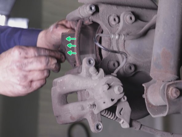 Retirer les deux plaquettes de frein