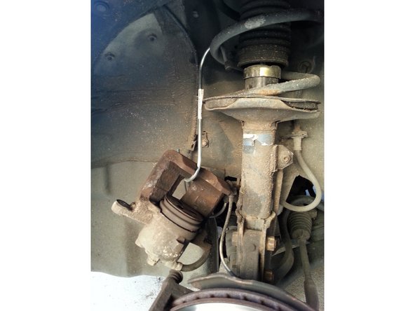 une fois l'étrier démonté il faut le suspendre ( avec un crochet ) à la suspension