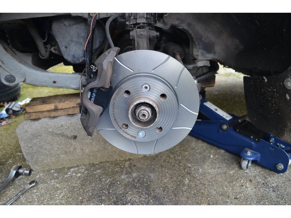 Pulvérisez du nettoyant frein sur les 2 faces du disque pour enlever la paraffine qui sert à le protéger de la rouille.