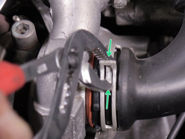 A l'aide de la pince multiprise pincer le collier de l'admission de turbo et placer sur le coté