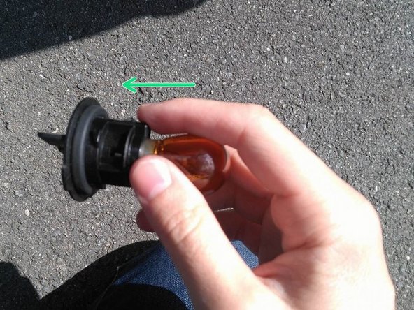 Pousser et tourner en même temps l'ampoule dans son support afin que celle-ci en sorte facilement.