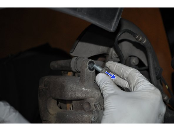 De la même manière déposer la seconde vis