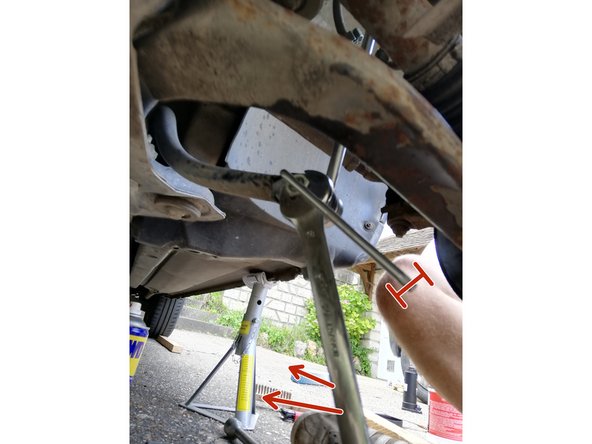 Serrer l'écrou en haut et en bas en maintenant la rotation à l'aide d'une clef Torx.