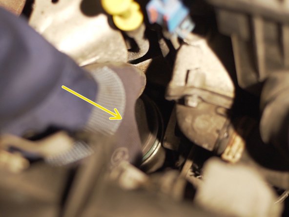 Revisser la cloche du filtre à huile dans son emplacement et revissez-là à la main