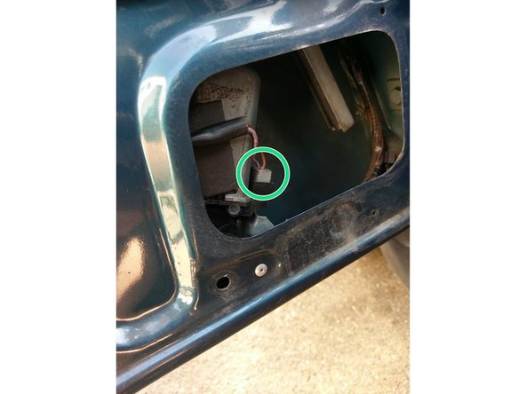 Dévisser les 2 écrous de fixation du rail guide