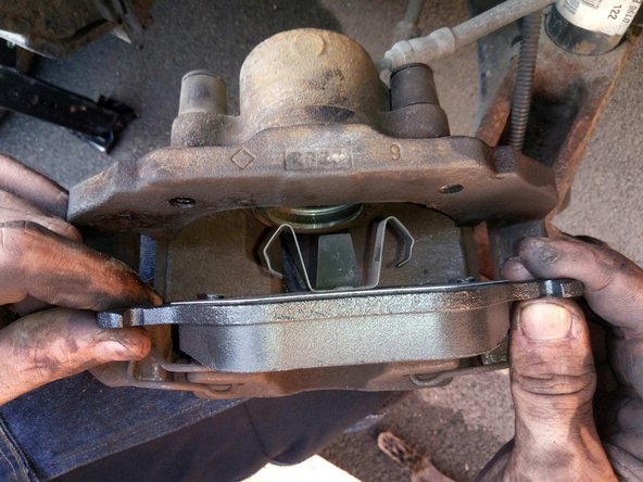 Remontez les deux parties de l'étrier entre elles.