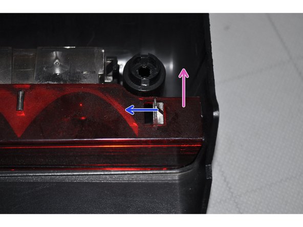 Puis soulever le cache rouge pour le déposer.